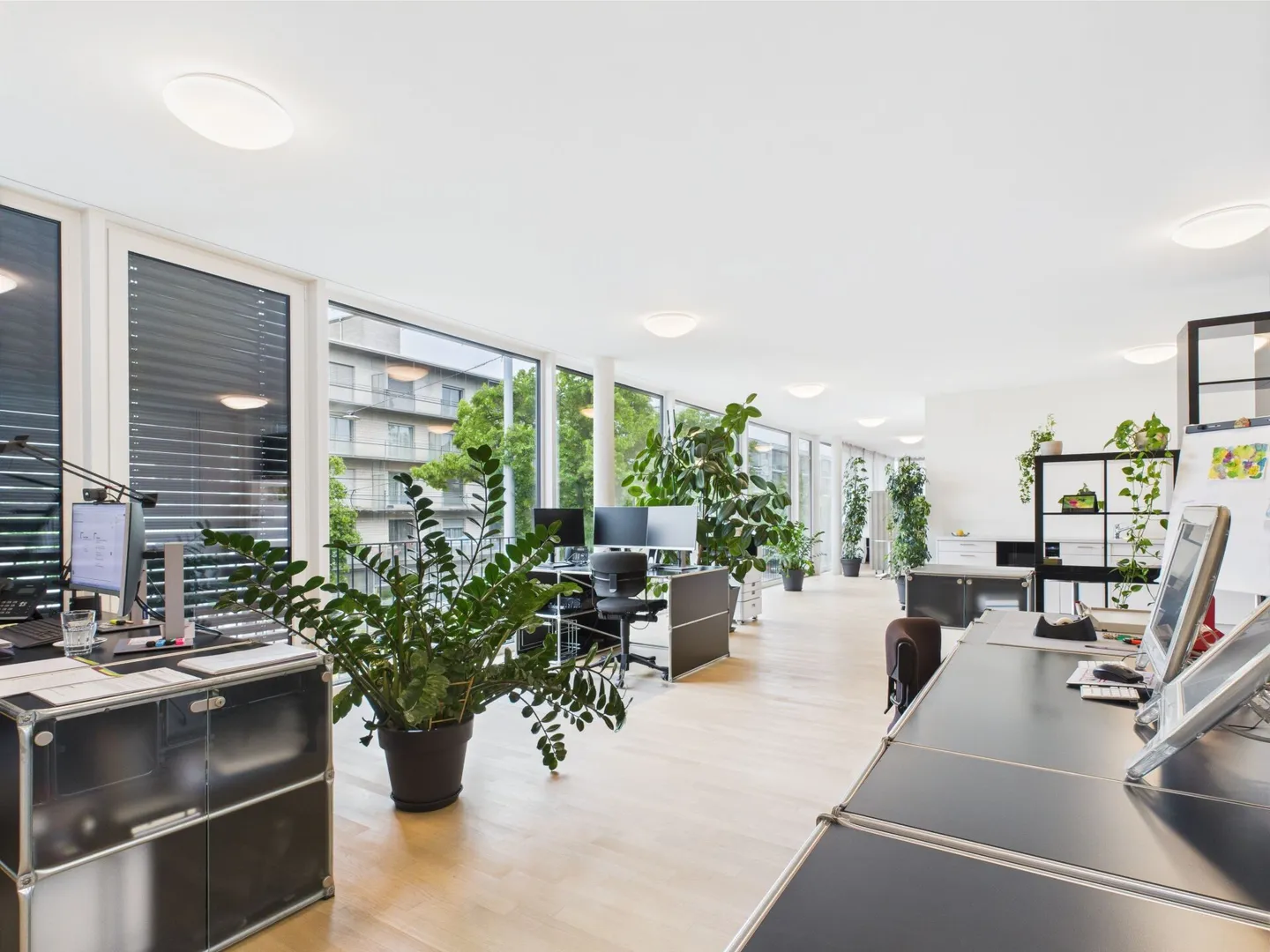 Bright office space in prime location with kitchen and bathroom - Photo 2 of 8