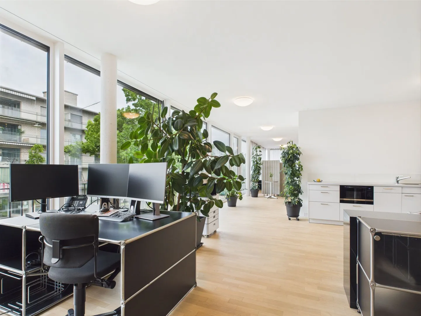 Bright office space in prime location with kitchen and bathroom - Photo 1 of 8