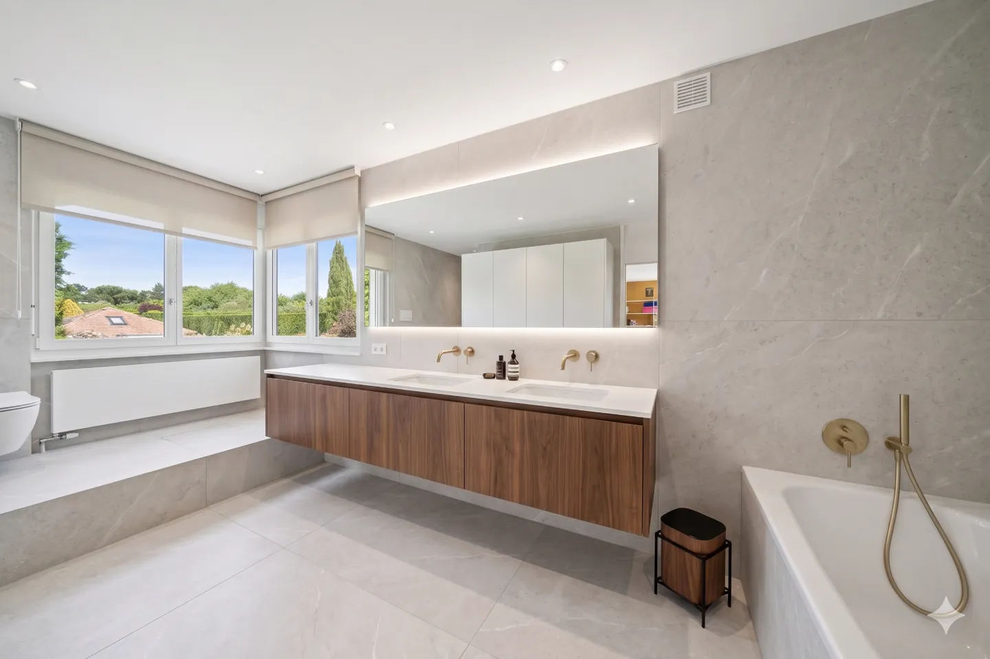 Magnificent Villa in the heart of a 1500m2 garden - Photo 9 of 18