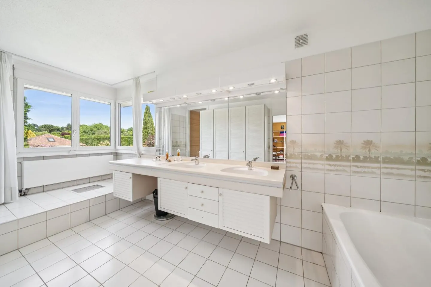 Magnificent Villa in the heart of a 1500m2 garden - Photo 10 of 18