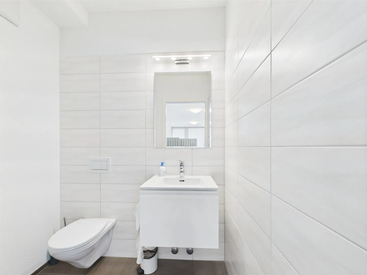 Bright office space in prime location with kitchen and bathroom - Photo 8 of 8