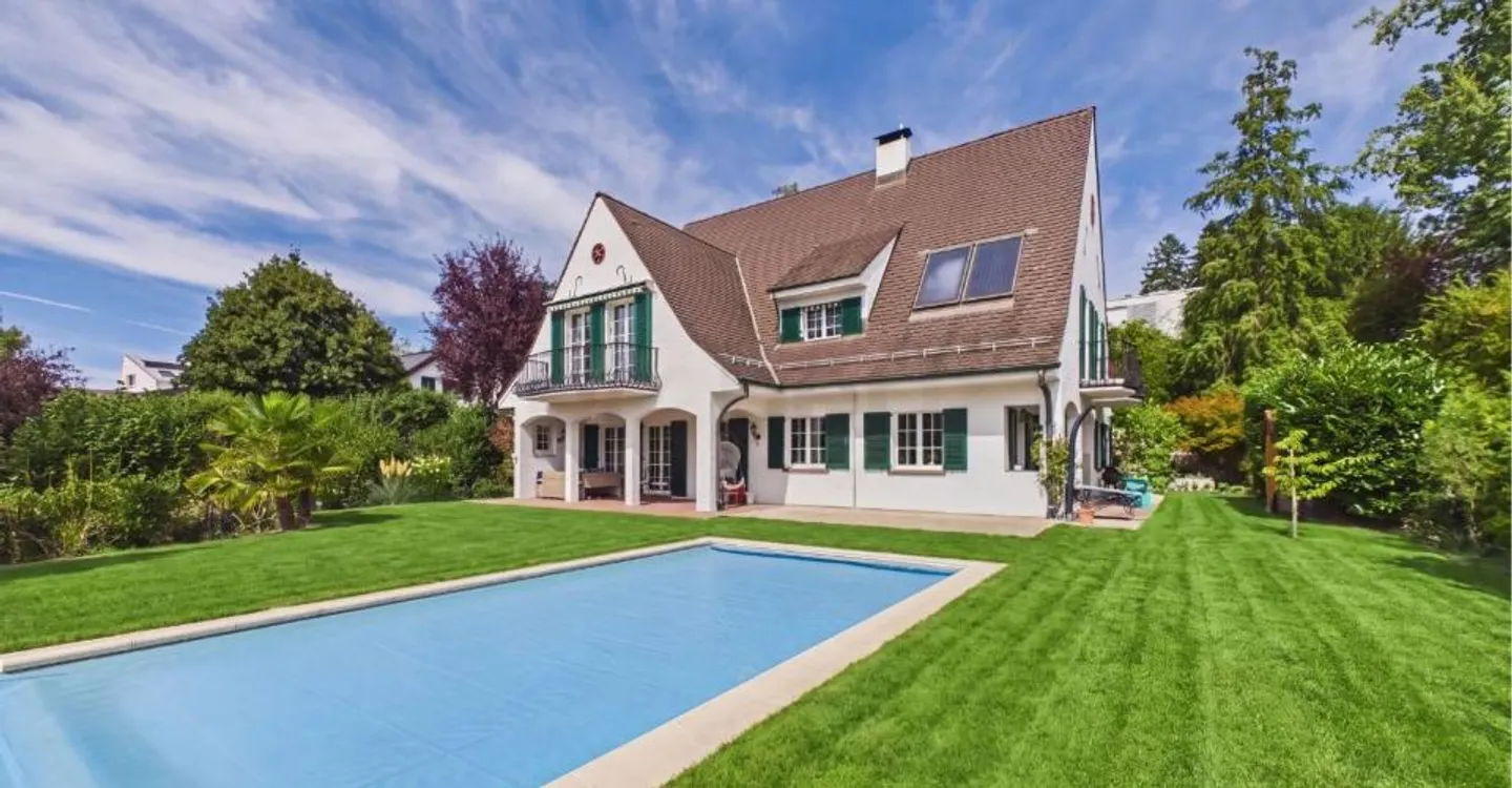 Private pool and breathtaking natural scenery: 235 m² of living space, garage spaces and quick proximity to Basel - Photo 1 of 11