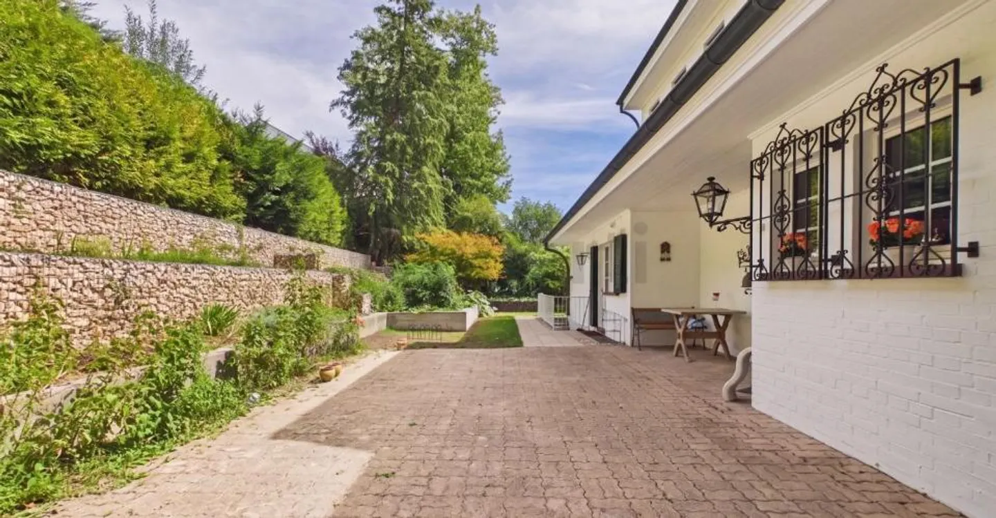 Private pool and breathtaking natural scenery: 235 m² of living space, garage spaces and quick proximity to Basel - Photo 10 of 11