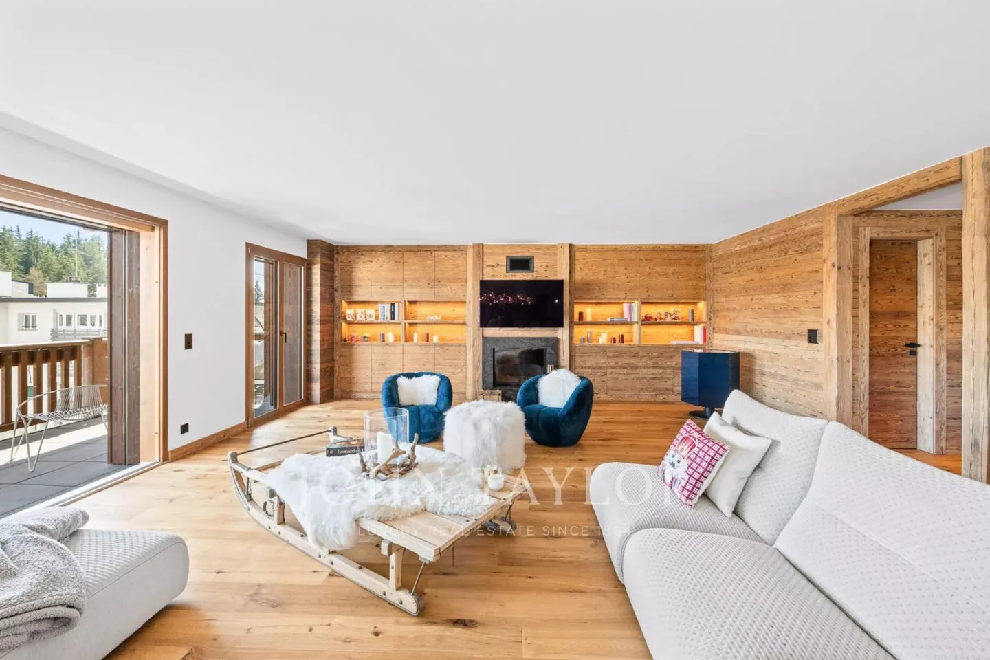 Nel cuore di Montana, spazioso appartamento recente con 4 camere da letto, grande balcone - Foto 2 di 13