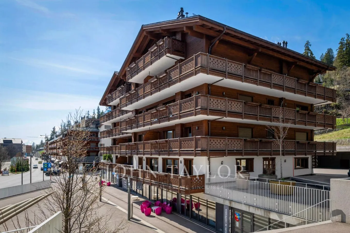 Nel cuore di Montana, spazioso appartamento recente con 4 camere da letto, grande balcone - Foto 1 di 13