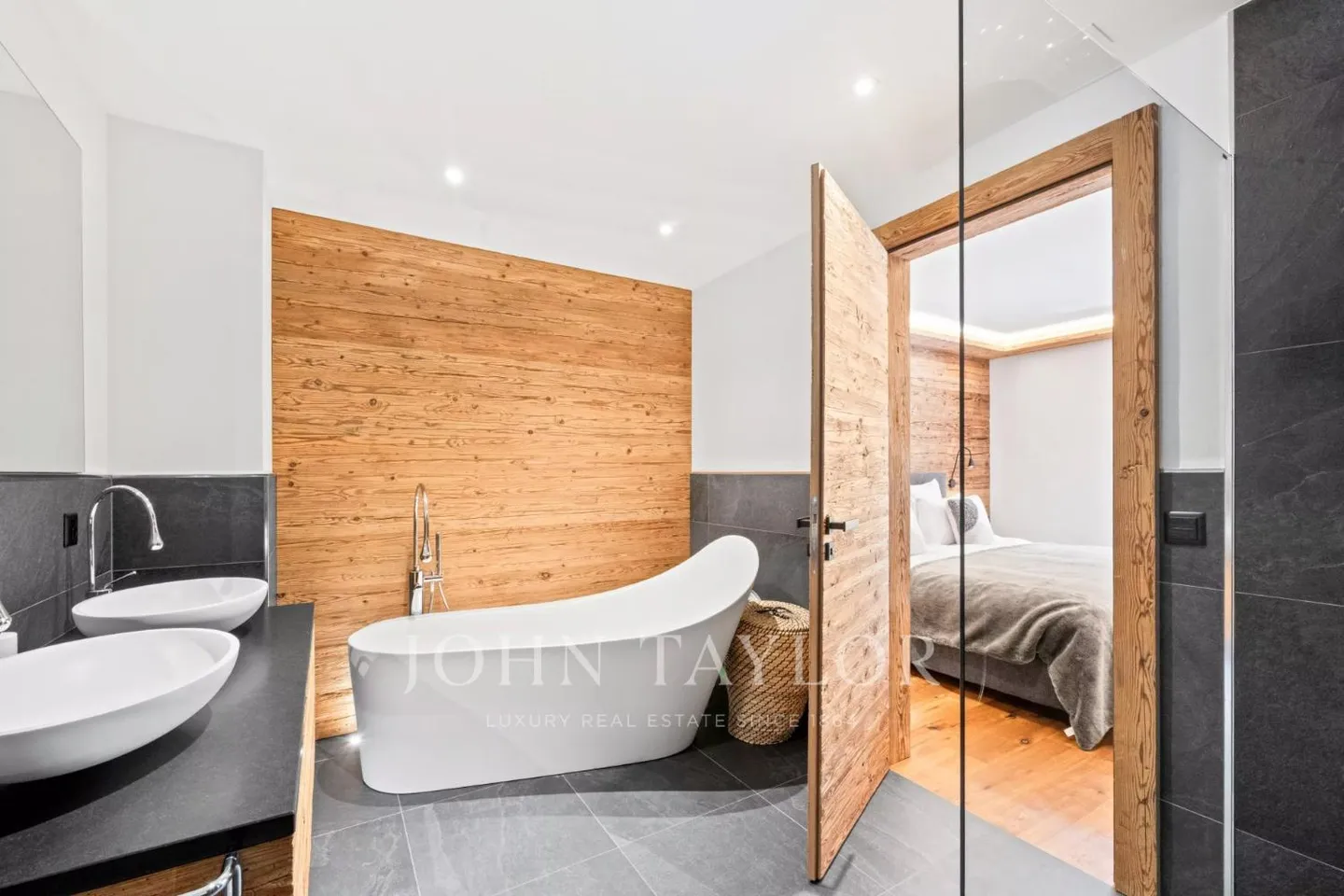 Nel cuore di Montana, spazioso appartamento recente con 4 camere da letto, grande balcone - Foto 9 di 13