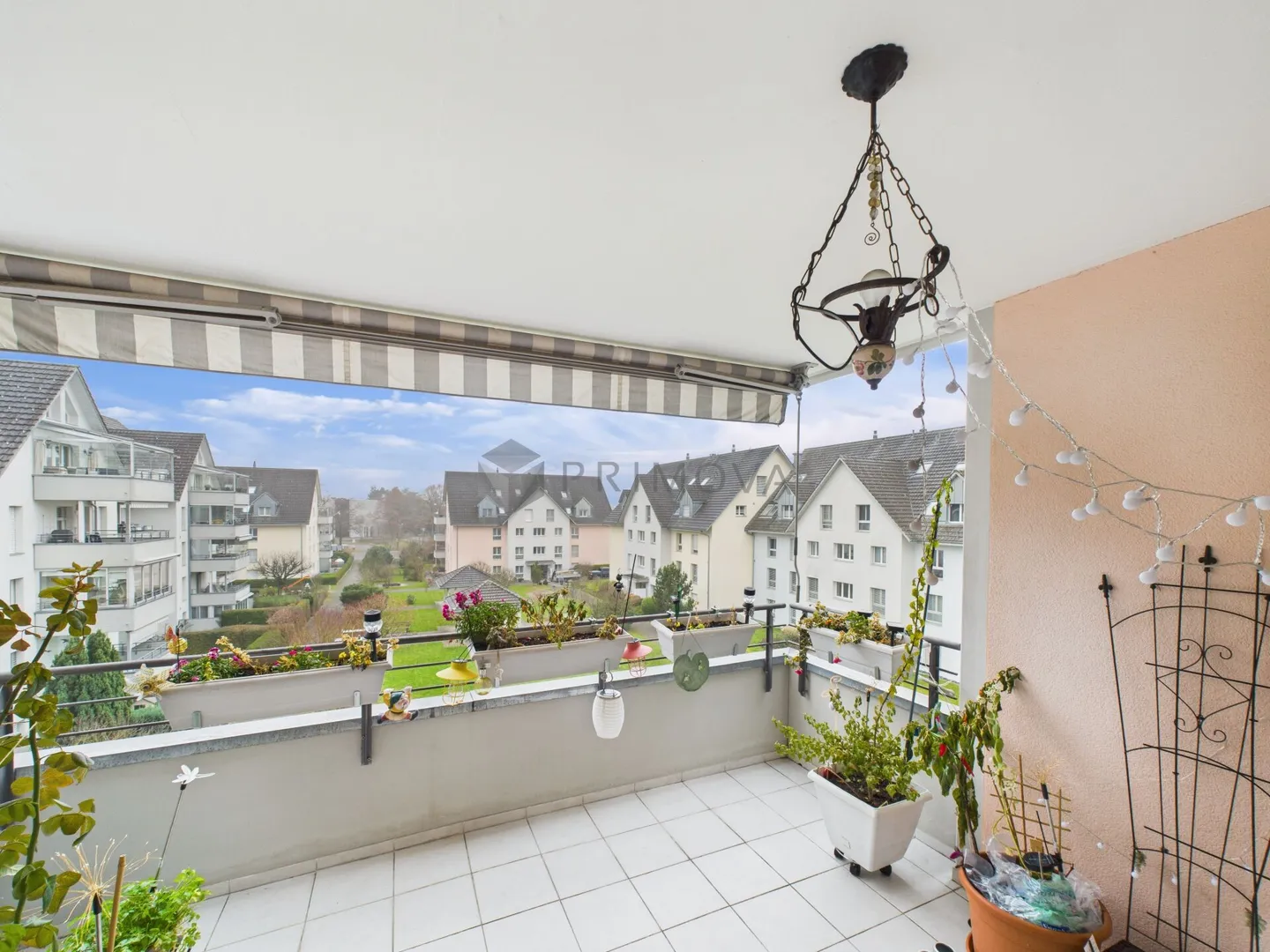 Well-maintained 4.5 room apartment in a central location in Volketswil - Photo 1 of 10