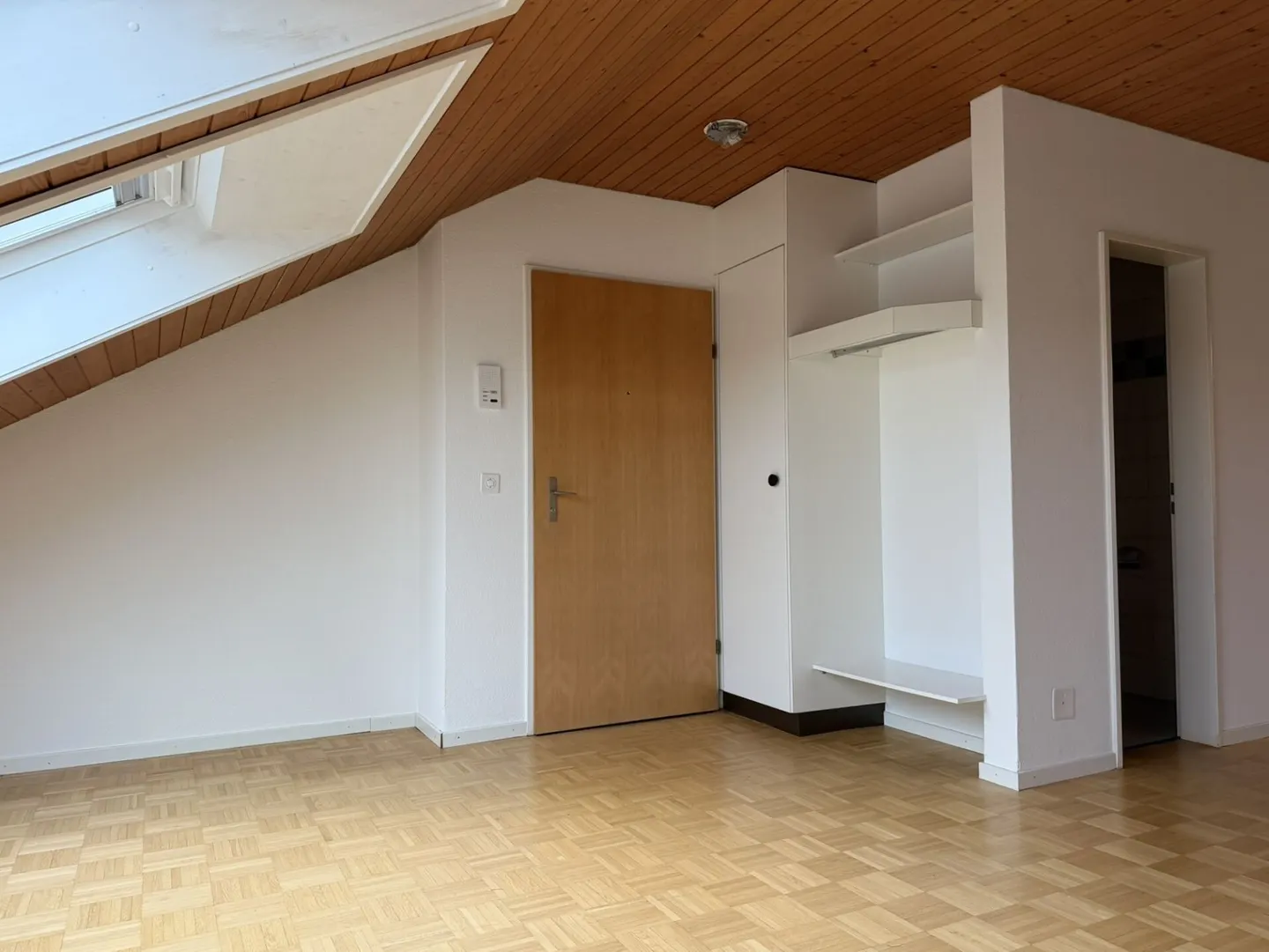 Charming 3.5-room attic apartment with fireplace in Menziken AG - Photo 7 of 13
