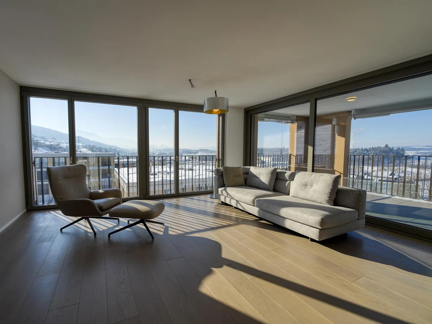 Gehobene 4.5-Zimmer Attikawohnung mit beeindruckender Fernsicht - Foto 1 von 9