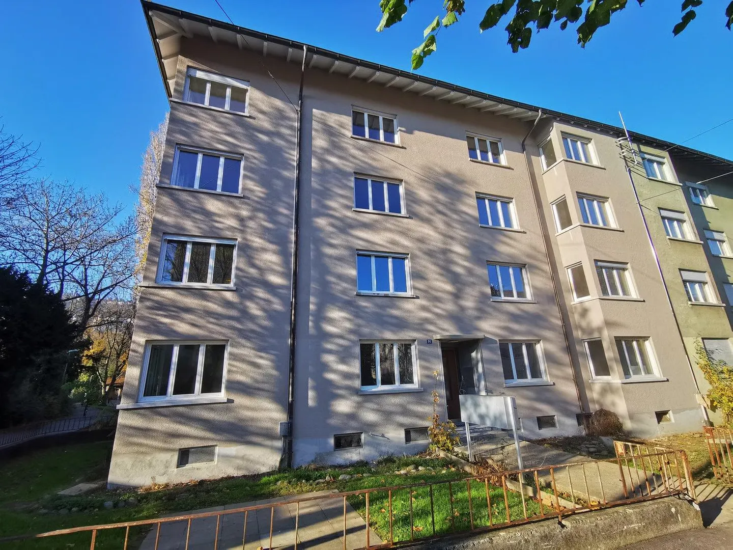 Appartement lumineux de 3 pièces avec balcon sur la rue General-Dufour à Biel - Photo 1 sur 13