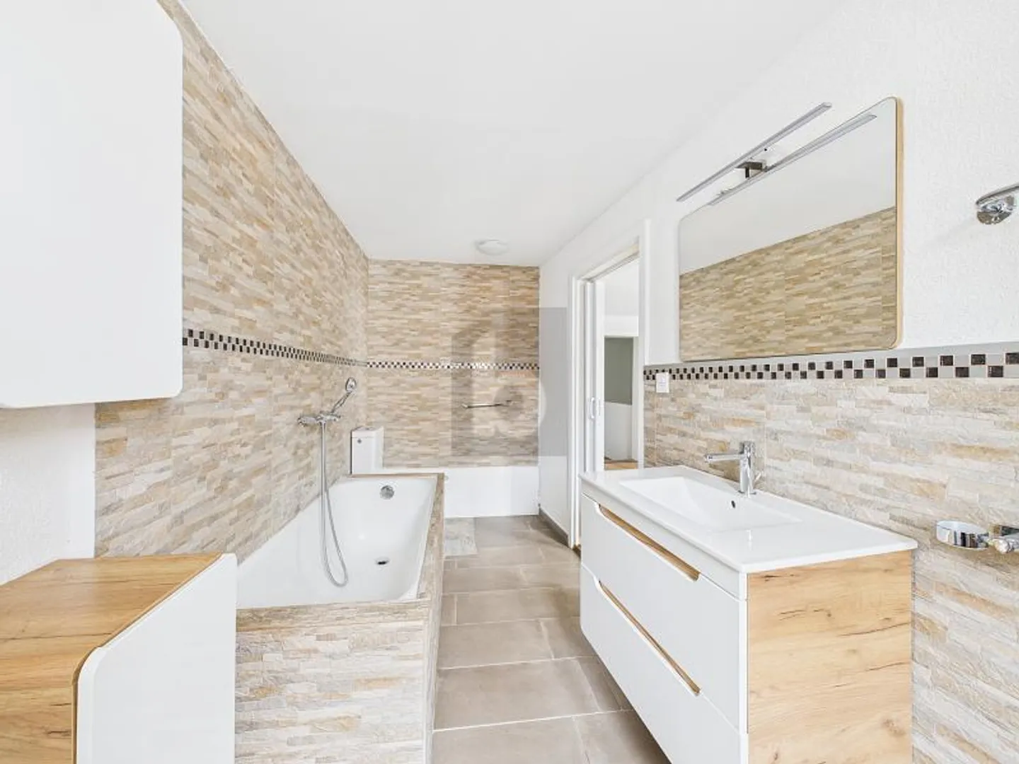 Top renovated 4-room maisonette in the heart of the city - Photo 3 of 6