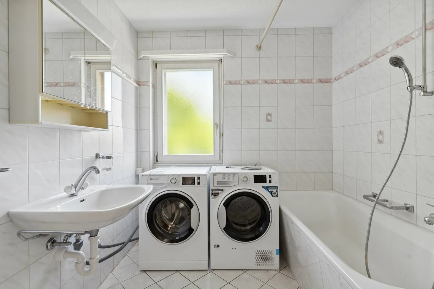 APPARTAMENTO IN AFFITTO IN UN QUARTIERE MOLTO SOLEGGIATO E FAMILIARE - Foto 6 di 10