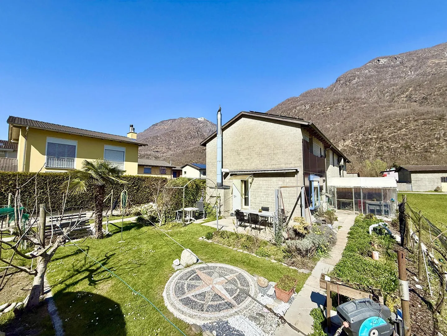 Single-family house with garden - Photo 1 of 25
