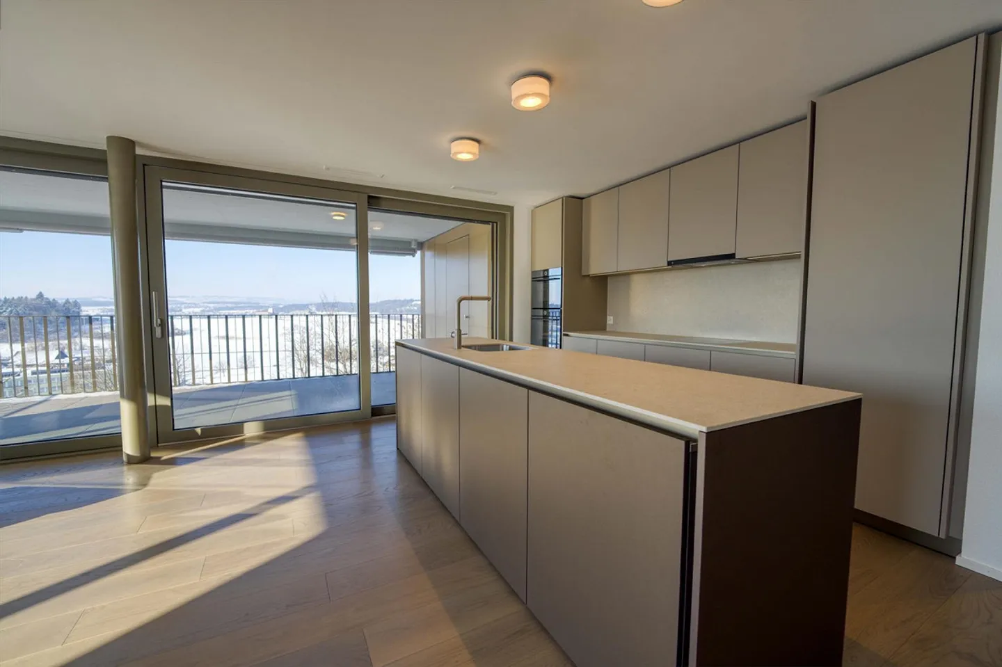 Gehobene 4.5-Zimmer Attikawohnung mit beeindruckender Fernsicht - Foto 3 von 9