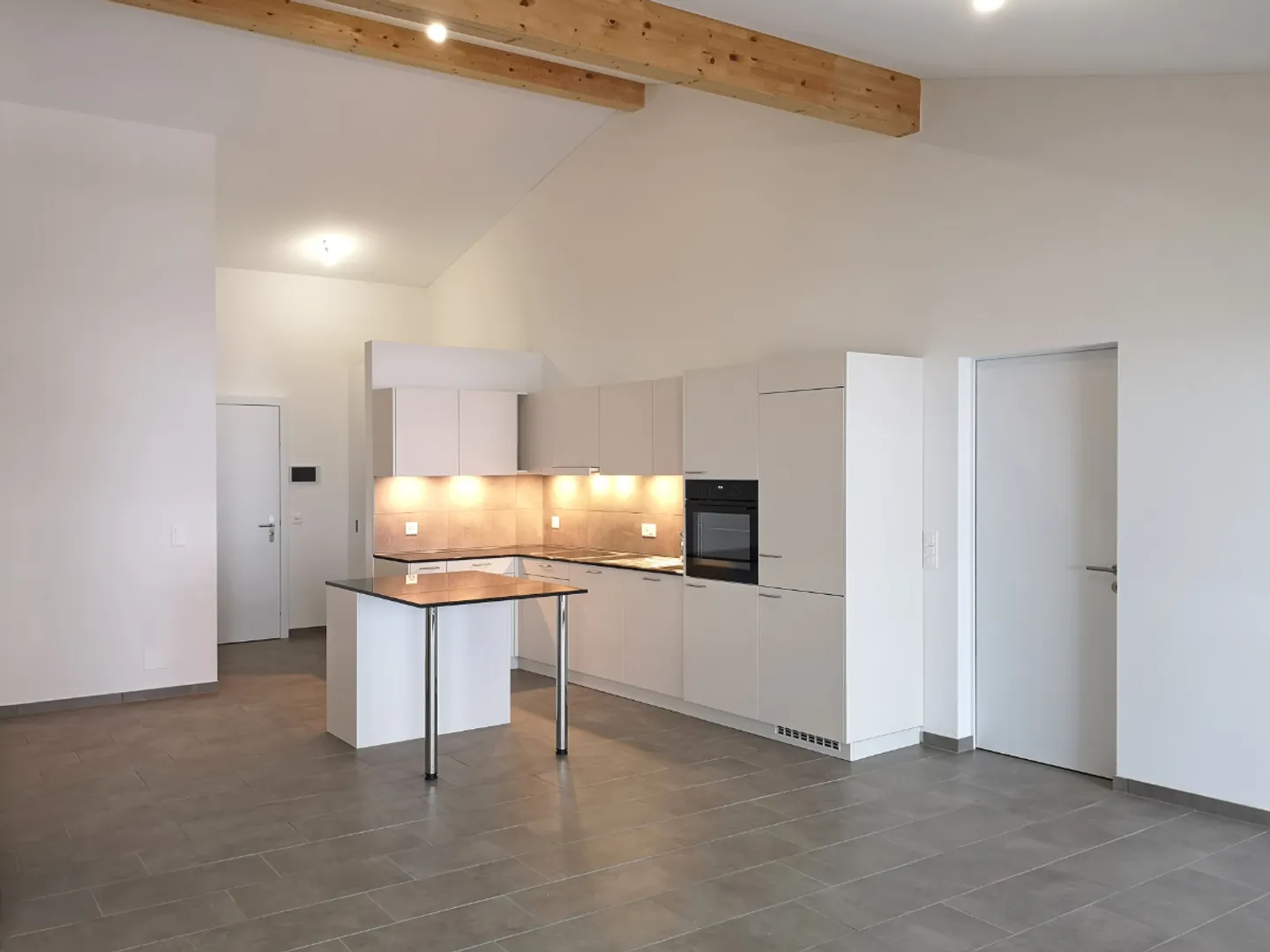 Moderne 2½-Zimmer-Wohnung im letzten Stock - Photo 3 of 7