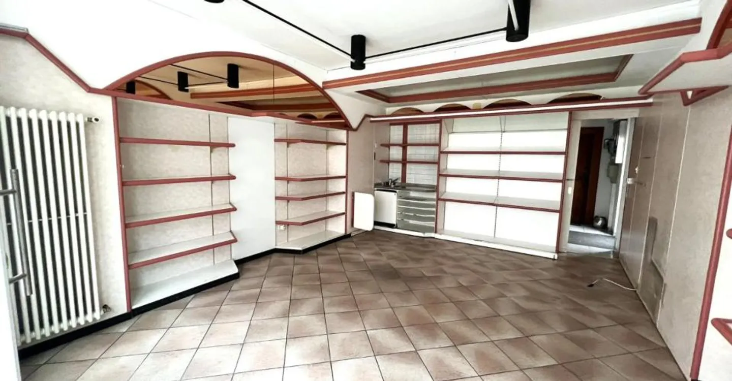 St-Imier, Verkaufsfläche im Zentrum des Dorfes mit Schaufenster - Foto 2 von 2