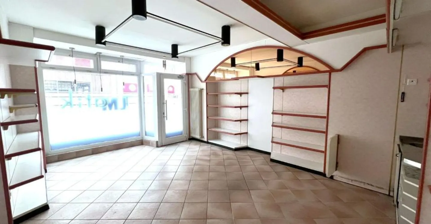 St-Imier, Verkaufsfläche im Zentrum des Dorfes mit Schaufenster - Foto 1 von 2