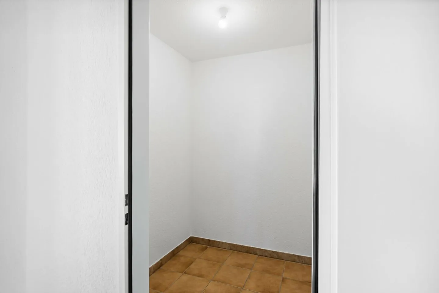 2.5 room apartment for rent in a very sunny location - Photo 4 of 11