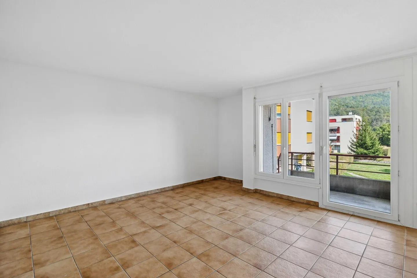 2.5 room apartment for rent in a very sunny location - Photo 3 of 11