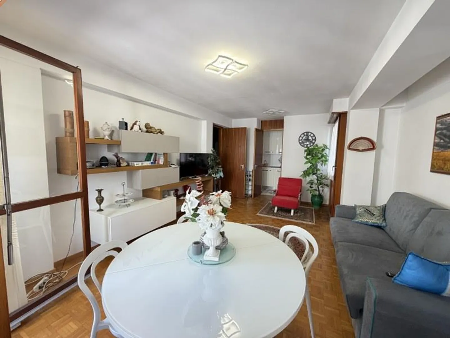 2,5 PIÈCES AVEC TERRASSE ET VUE PARTIELLE SUR LE LAC - PARADISO - Photo 2 sur 12