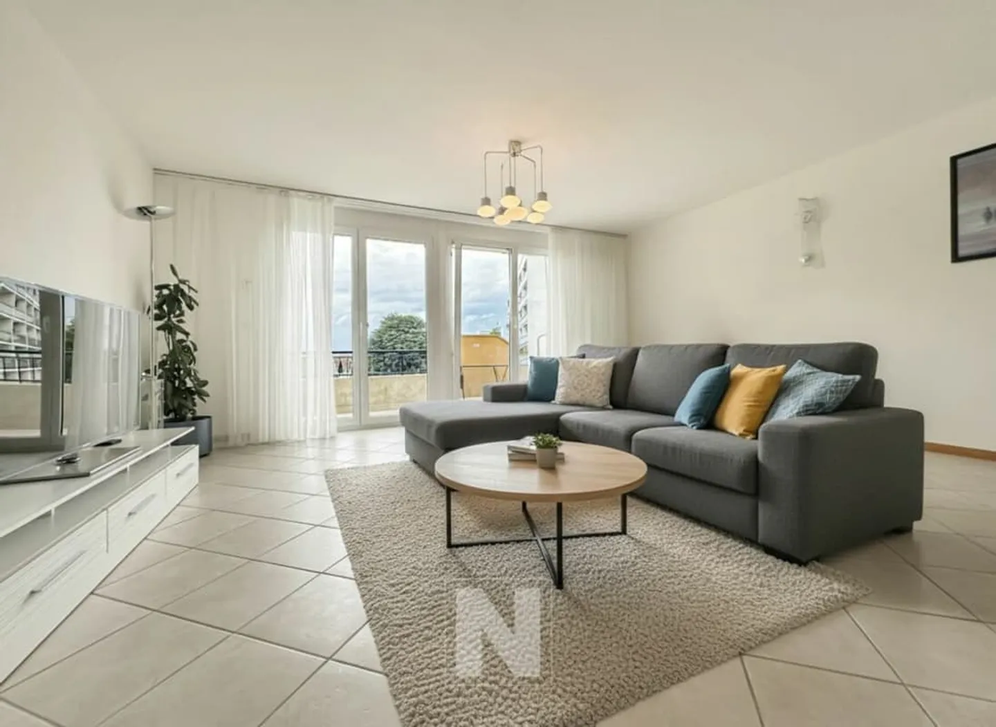 Ampio Appartamento Triplex a Renens - Foto 2 di 13