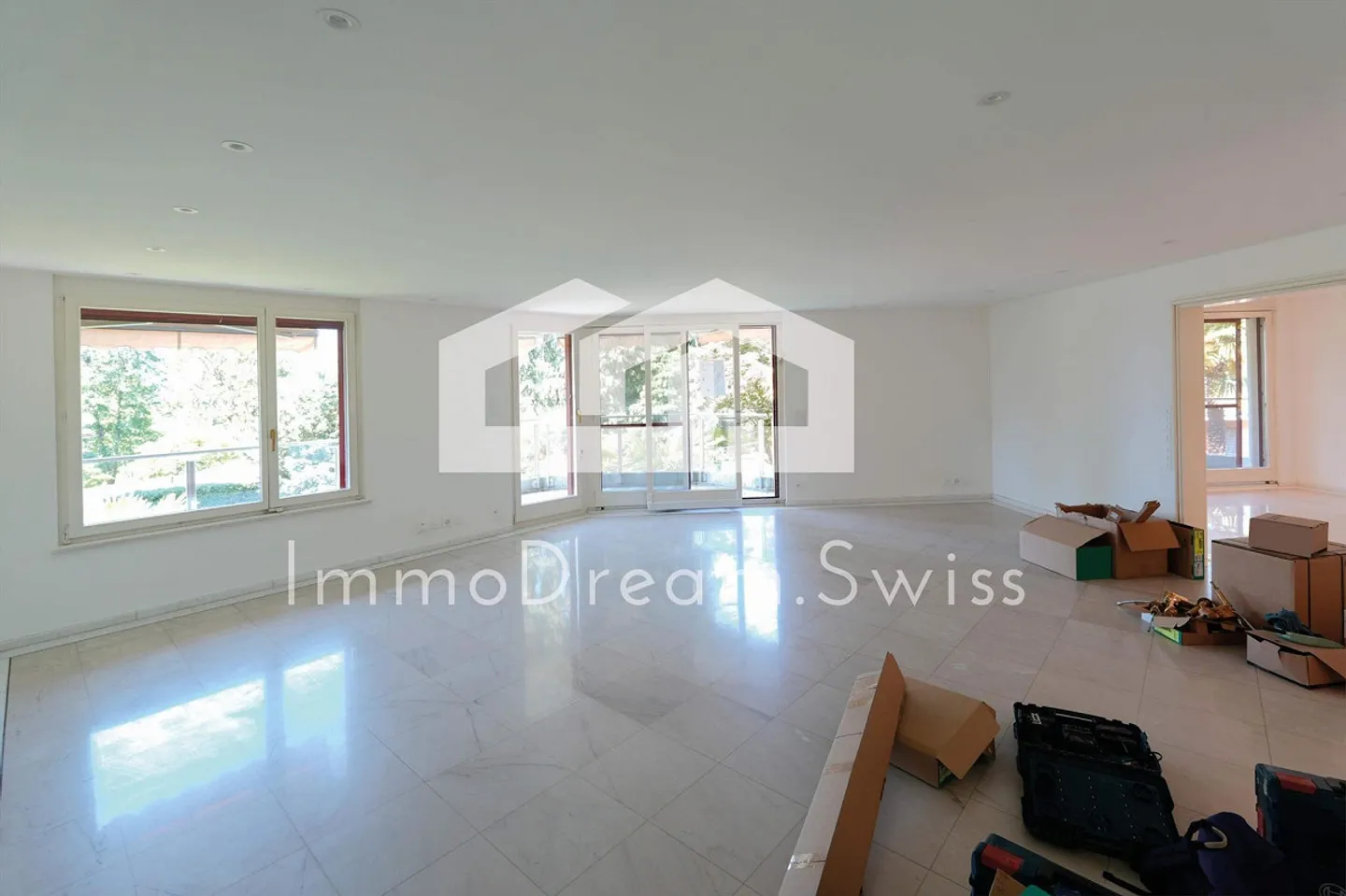 Charming Maisonette Apartment - Photo 4 of 13