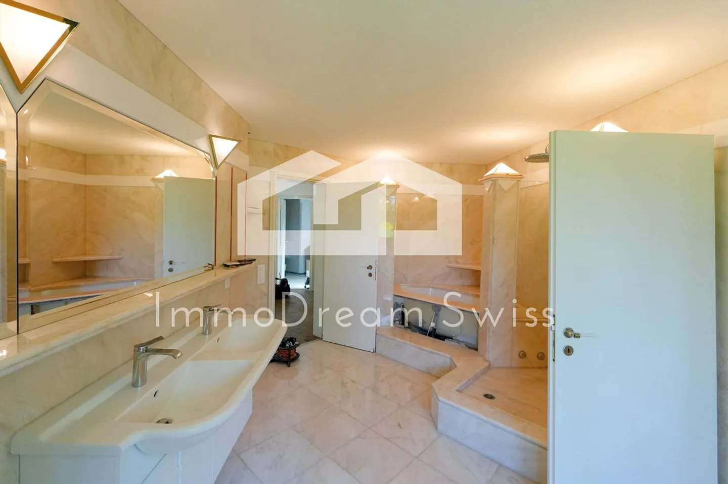 Charming Maisonette Apartment - Photo 8 of 13