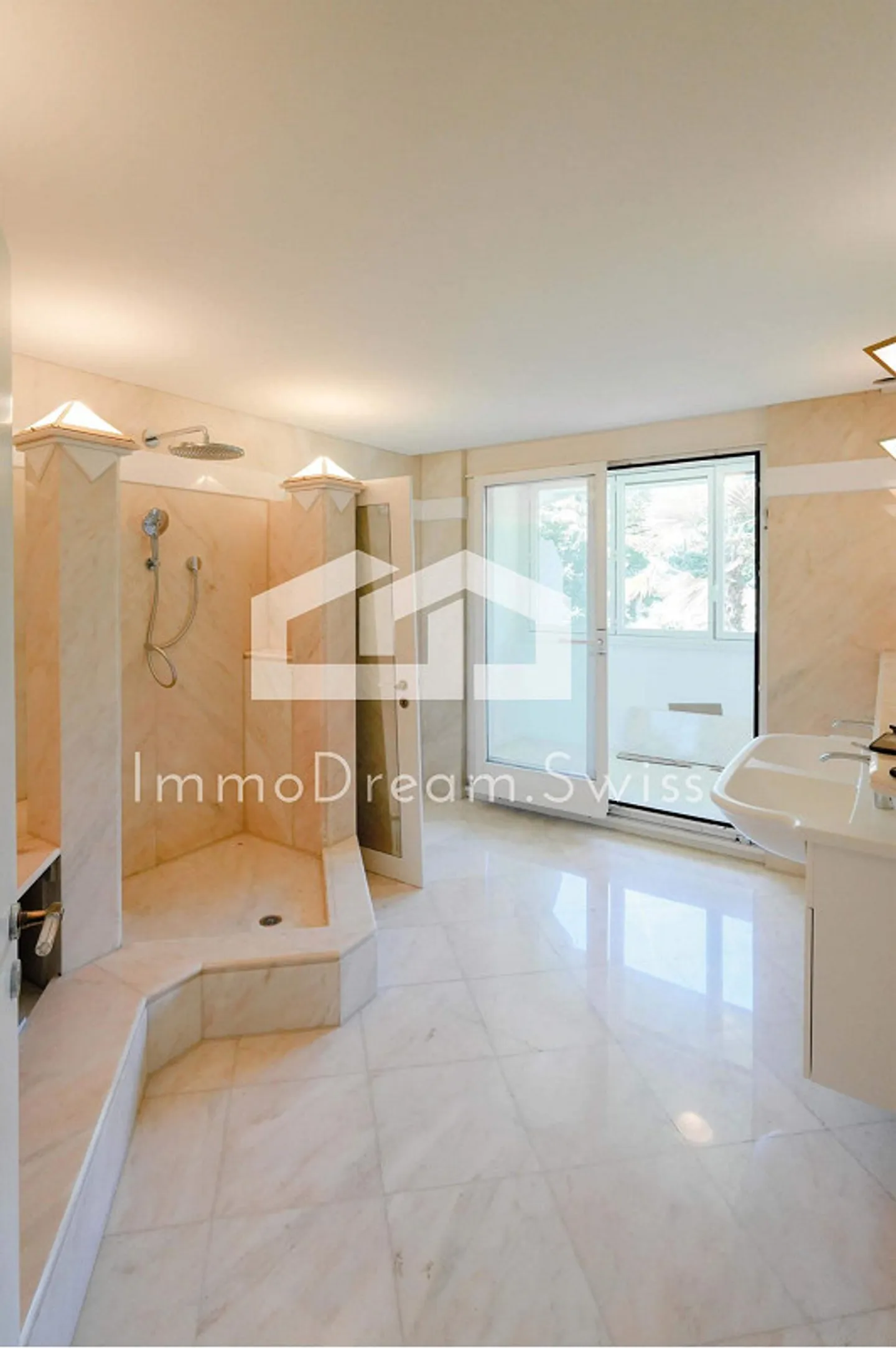 Charming Maisonette Apartment - Photo 9 of 13