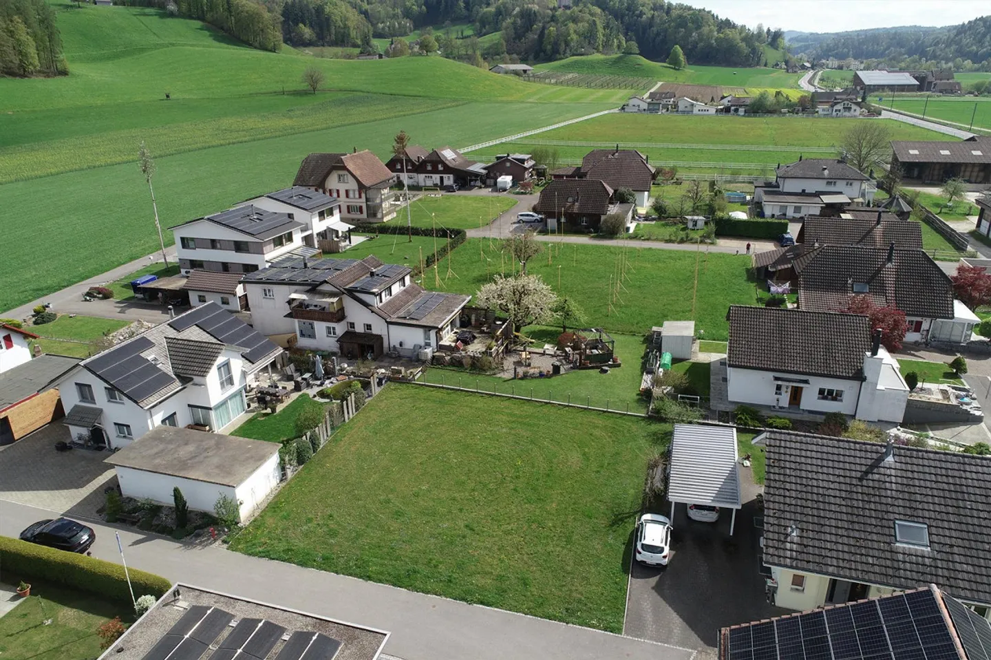 Flat building plot in a quiet location in an idyllic single-family home neighborhood - Photo 1 of 4