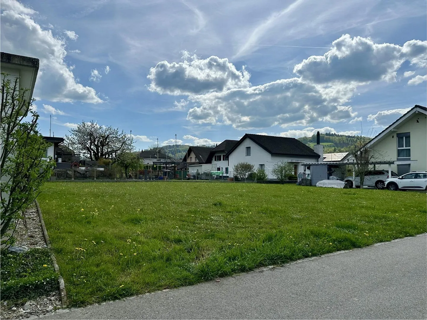 Flat building plot in a quiet location in an idyllic single-family home neighborhood - Photo 2 of 4