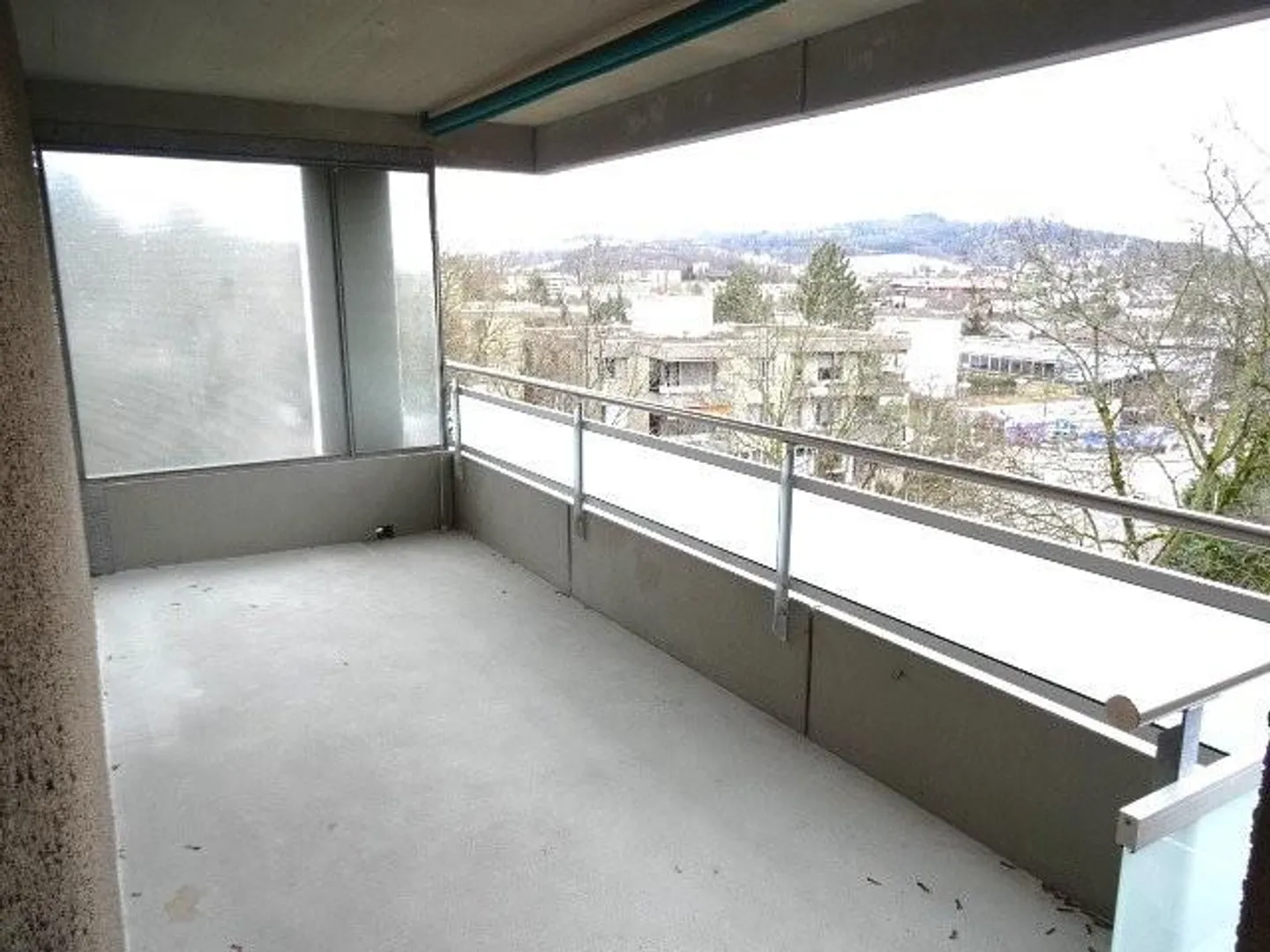 Moderne 3.5-ZW à 81 m² im 2. OG mit Cheminée - Foto 8 von 9