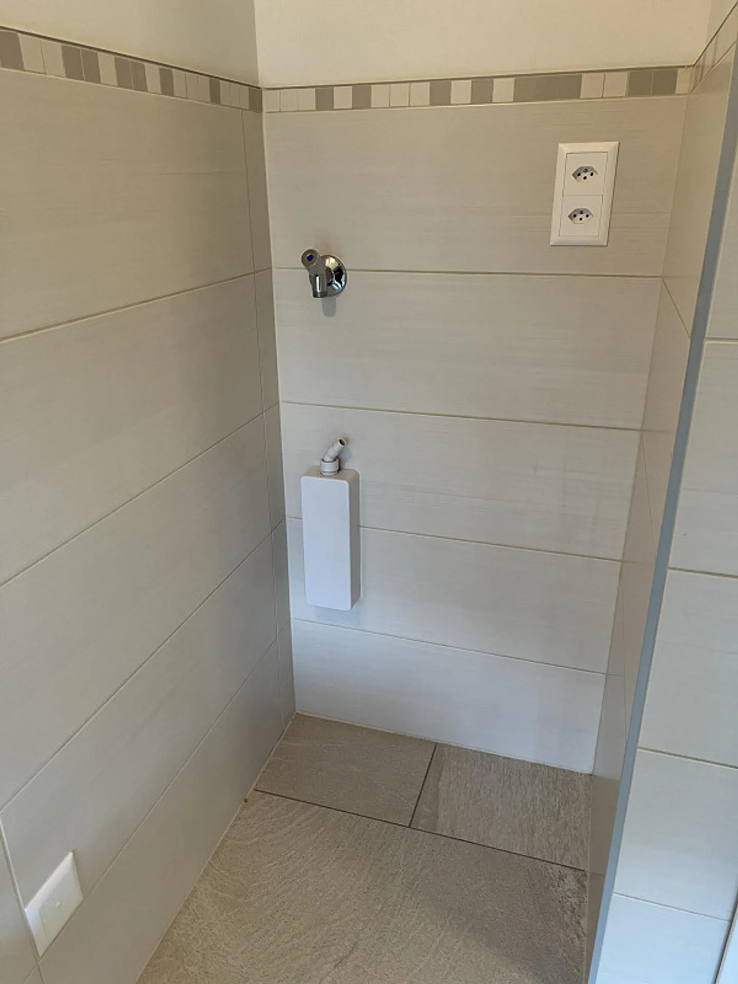 Moderno attico con tetto a vista a Cadro - Foto 7 di 15