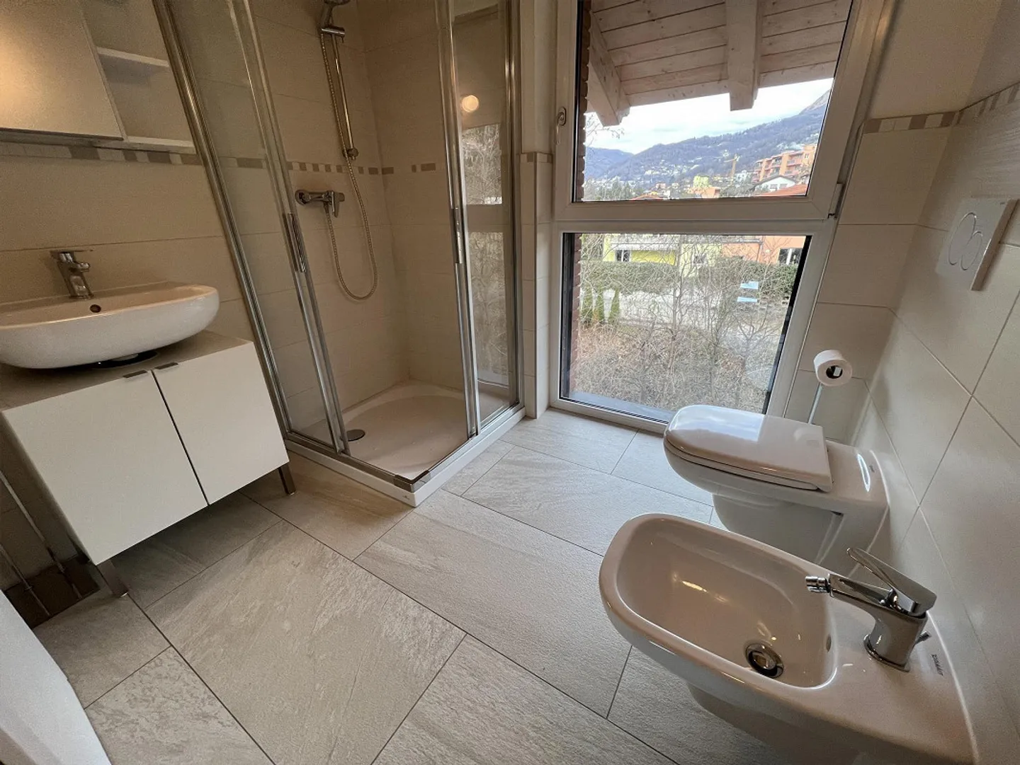 Moderno attico con tetto a vista a Cadro - Foto 10 di 15