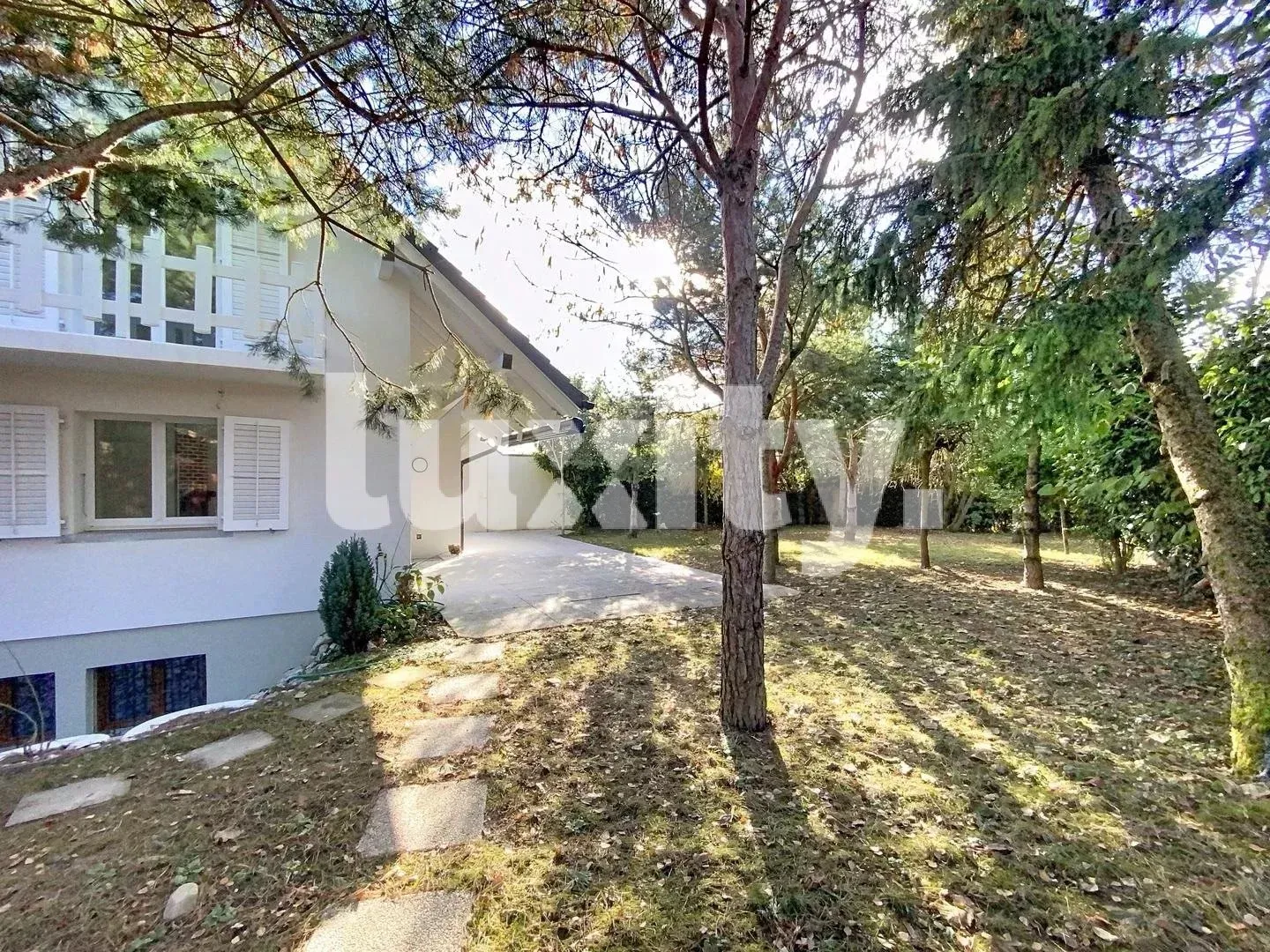 Elegante Villa mit großem Garten und privatem Studio – ein wahrer Hort der Ruhe - Photo 1 of 8