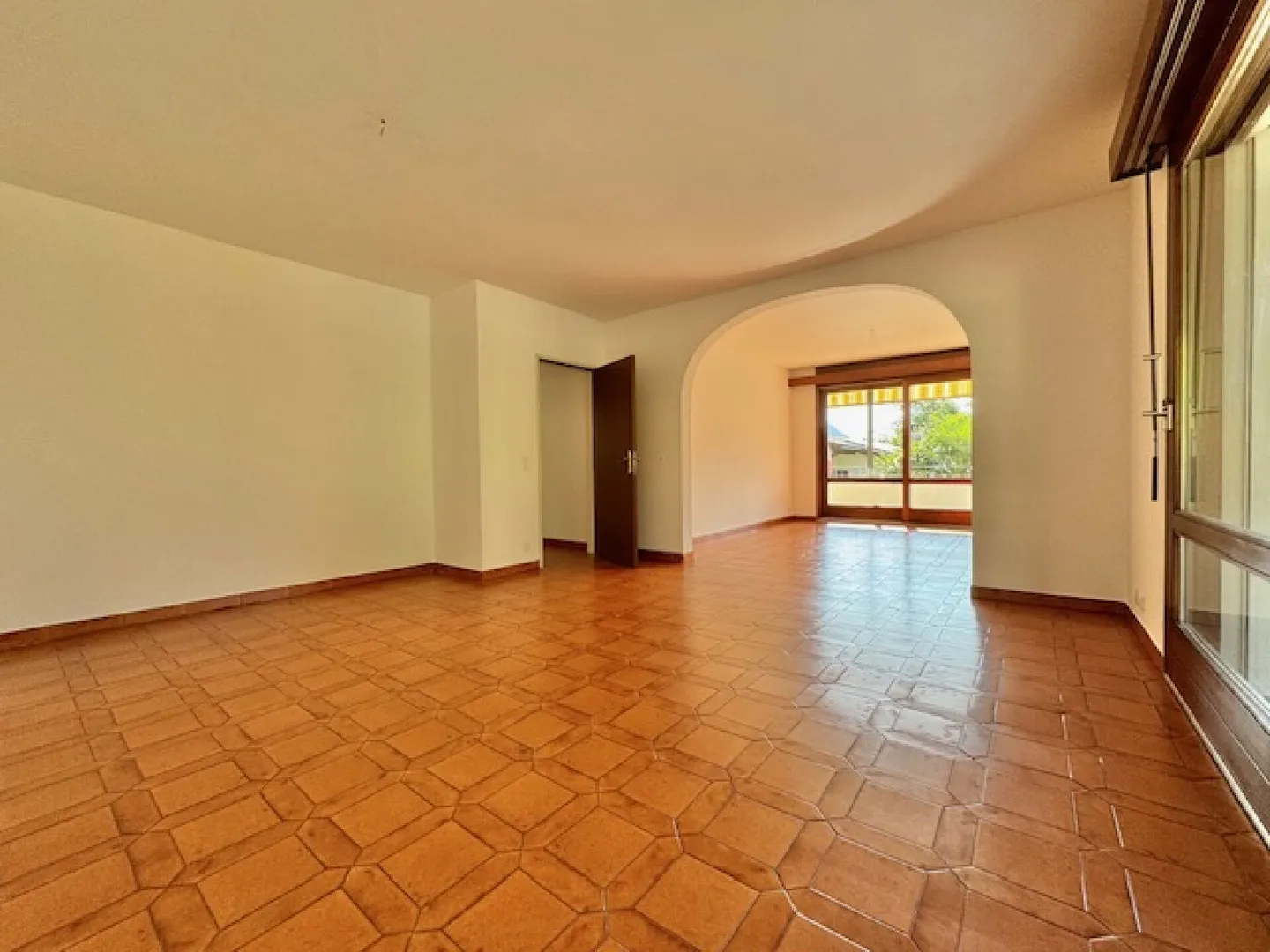 CONTRA - LARGE INDEPENDENT APARTMENT OF 5.5 ROOMS FOR SALE - Photo 12 of 28