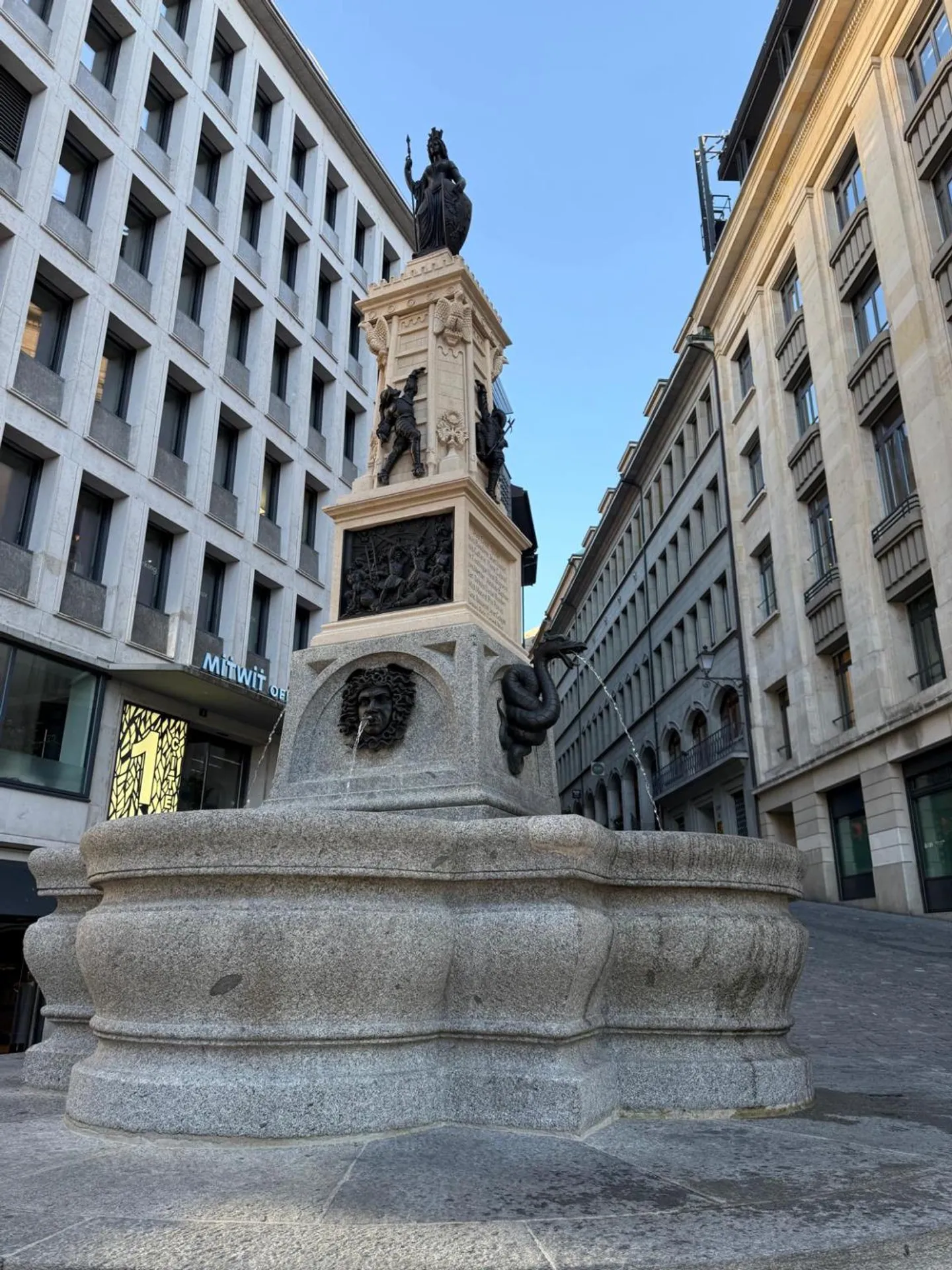 Charming Apartment in the Heart of Geneva's Old Town - Sale in SI - Photo 12 of 12