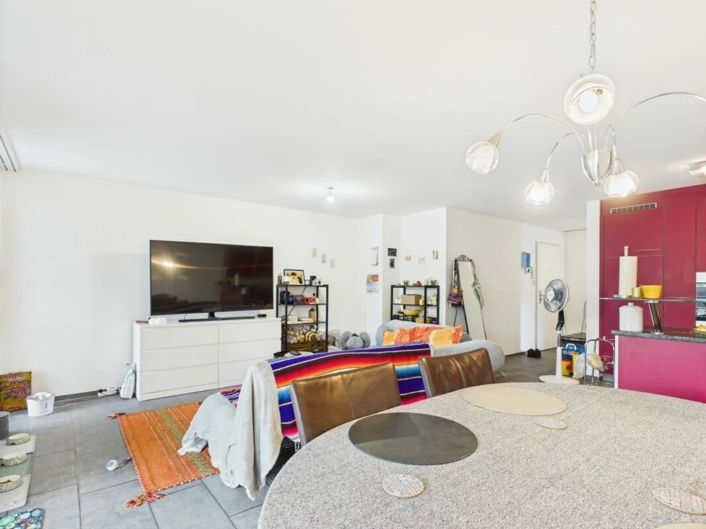 Casa spaziosa e tranquilla con un giardino d'inverno luminoso per rilassarsi. - Foto 7 di 12