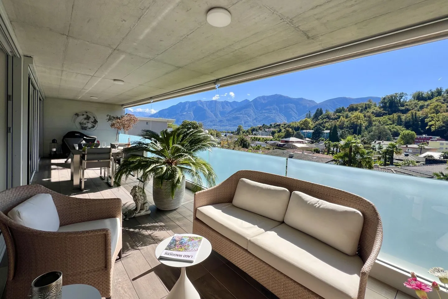 VENDU !!! Appartement penthouse exclusif avec grande terrasse et vue magnifique sur la verdure - Photo 1 sur 35