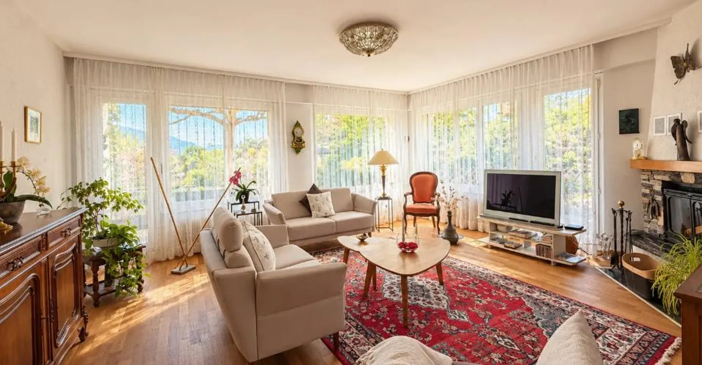 A character villa where every space invites you to enjoy the calm - Photo 2 of 13