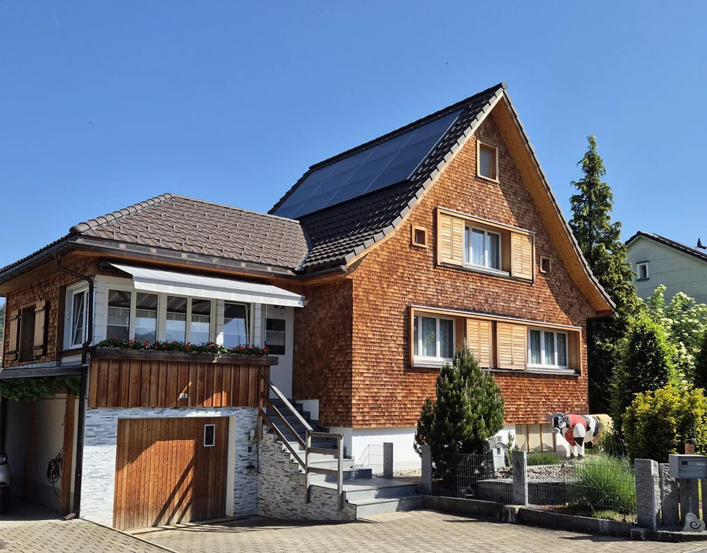 Single-family house with garage, carport and beautifully designed garden - Photo 1 of 16