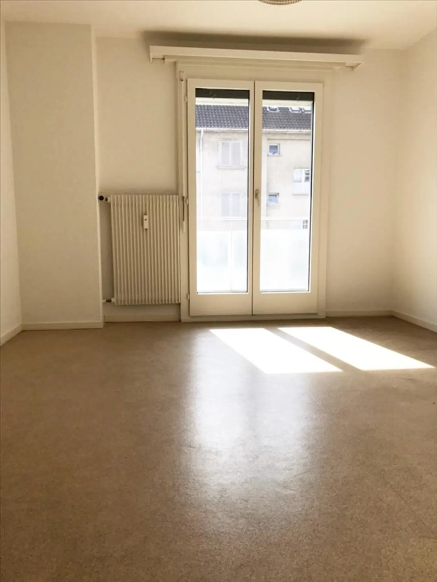 Modernes Apartment mit Balkon - Foto 2 von 6