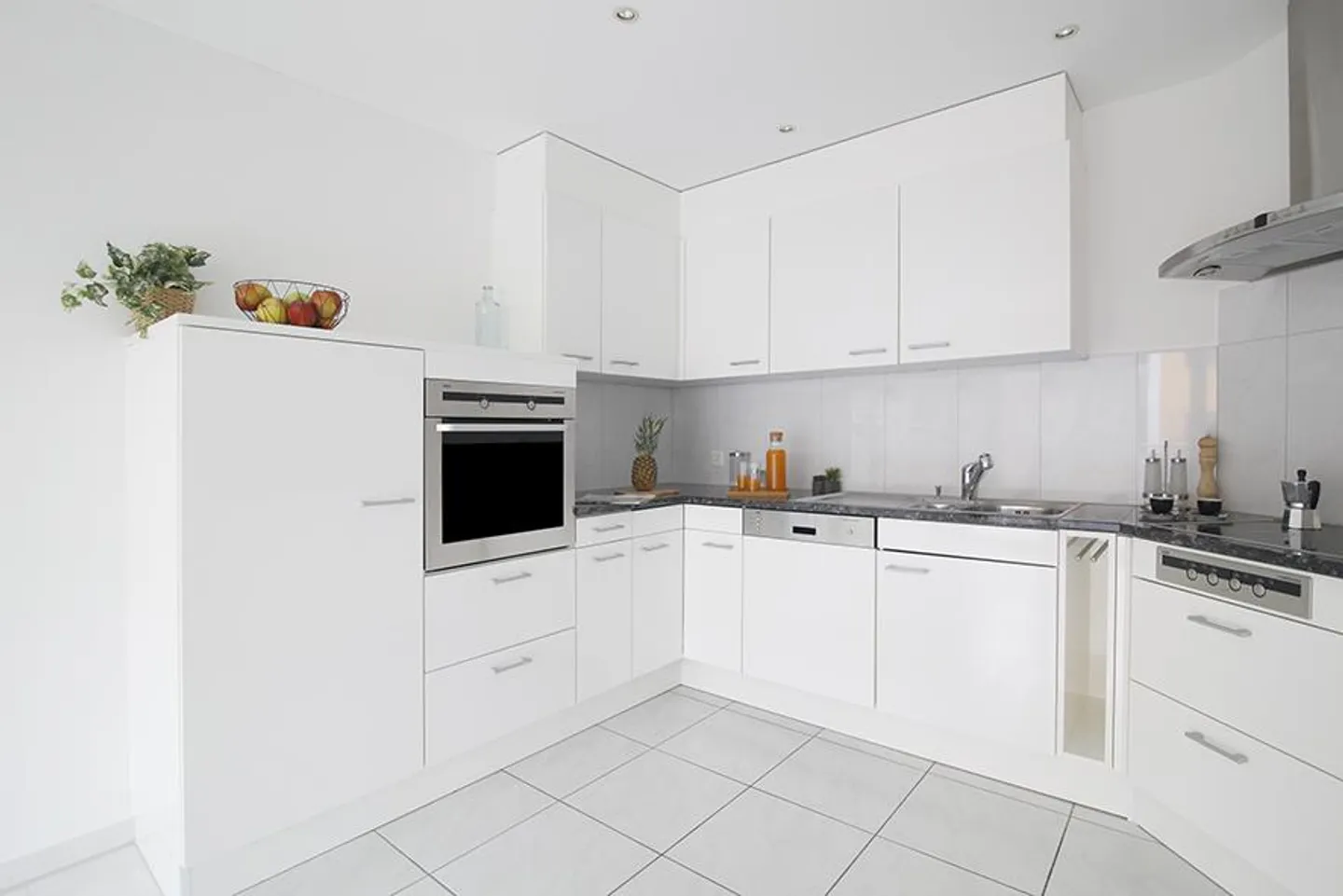 Spacious Apartment with Balcony - Photo 4 of 8