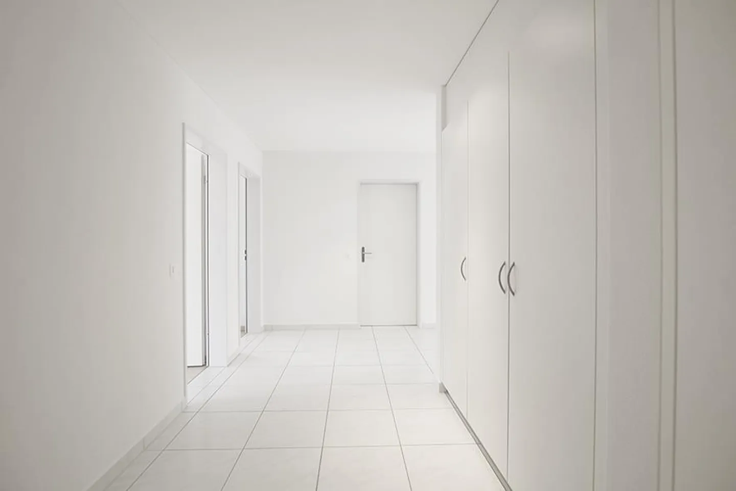 Spacious Apartment with Balcony - Photo 7 of 8