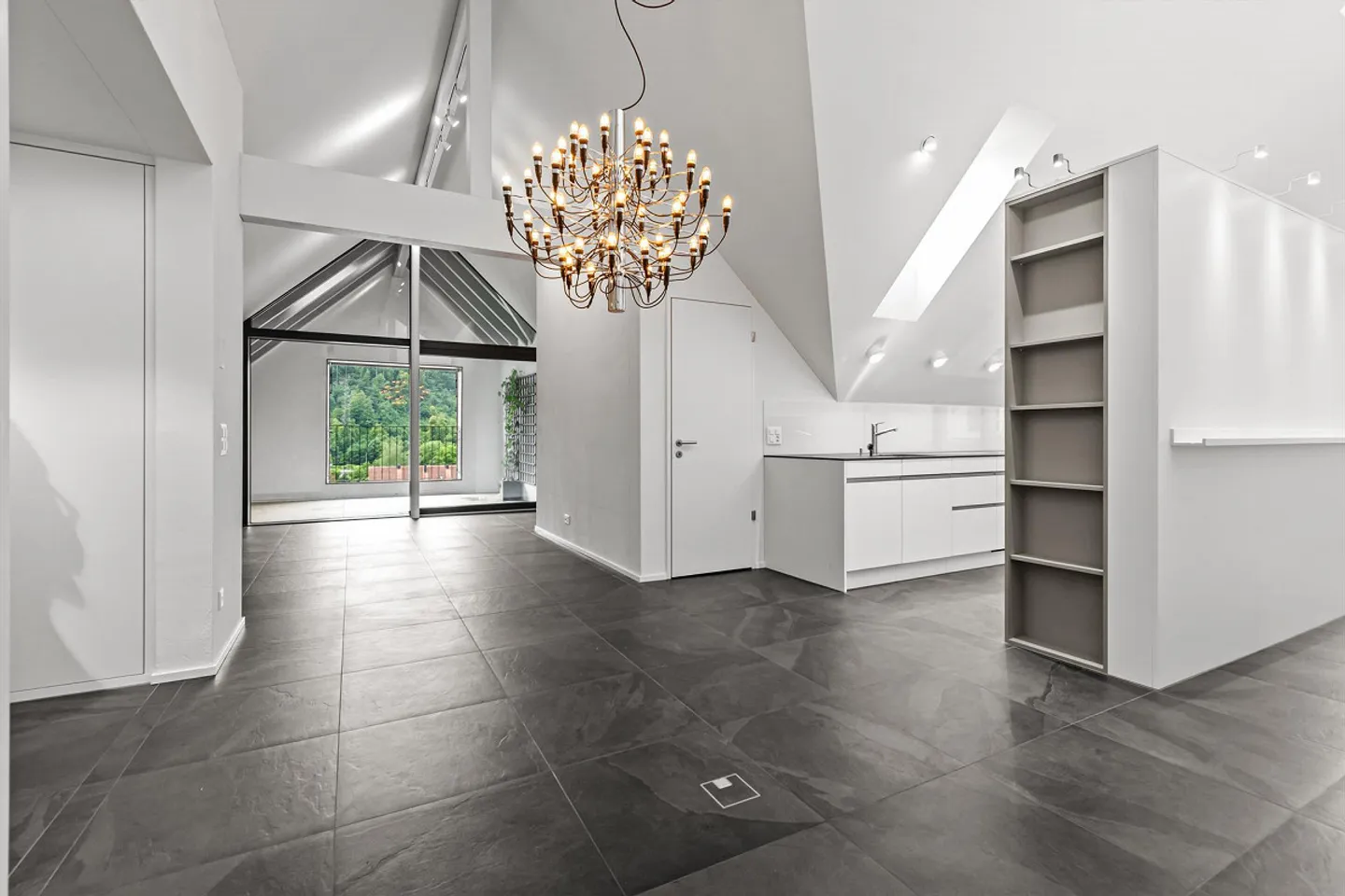 Modern 4.5-room apartment with impressive room height - Photo 2 of 8