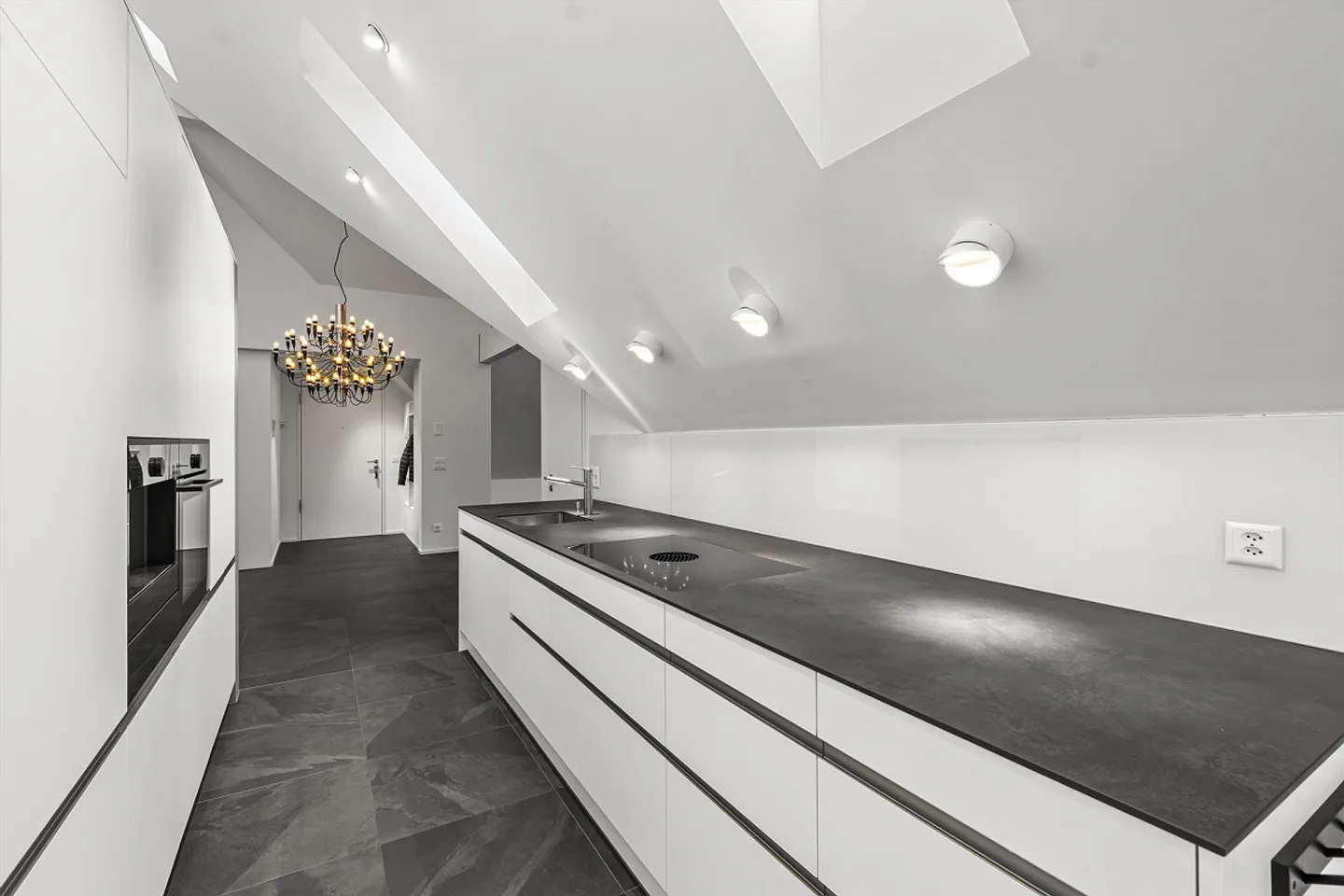Modern 4.5-room apartment with impressive room height - Photo 3 of 8