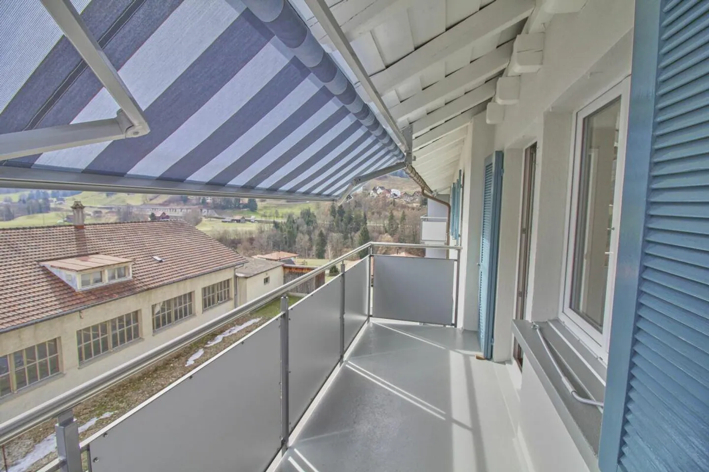 Light-flooded apartment with balcony and beautiful view - Photo 1 of 9