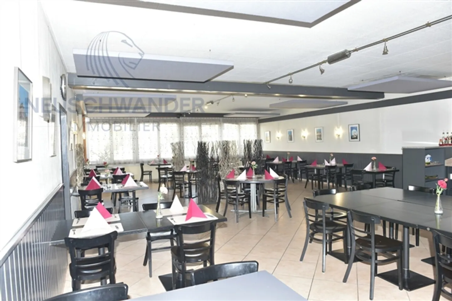 Bel hôtel/restaurant avec des chambres et un appartement rénovés. - Photo 2 sur 13