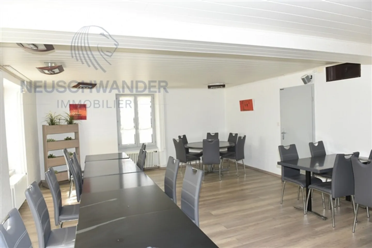 Bel hôtel/restaurant avec des chambres et un appartement rénovés. - Photo 5 sur 13