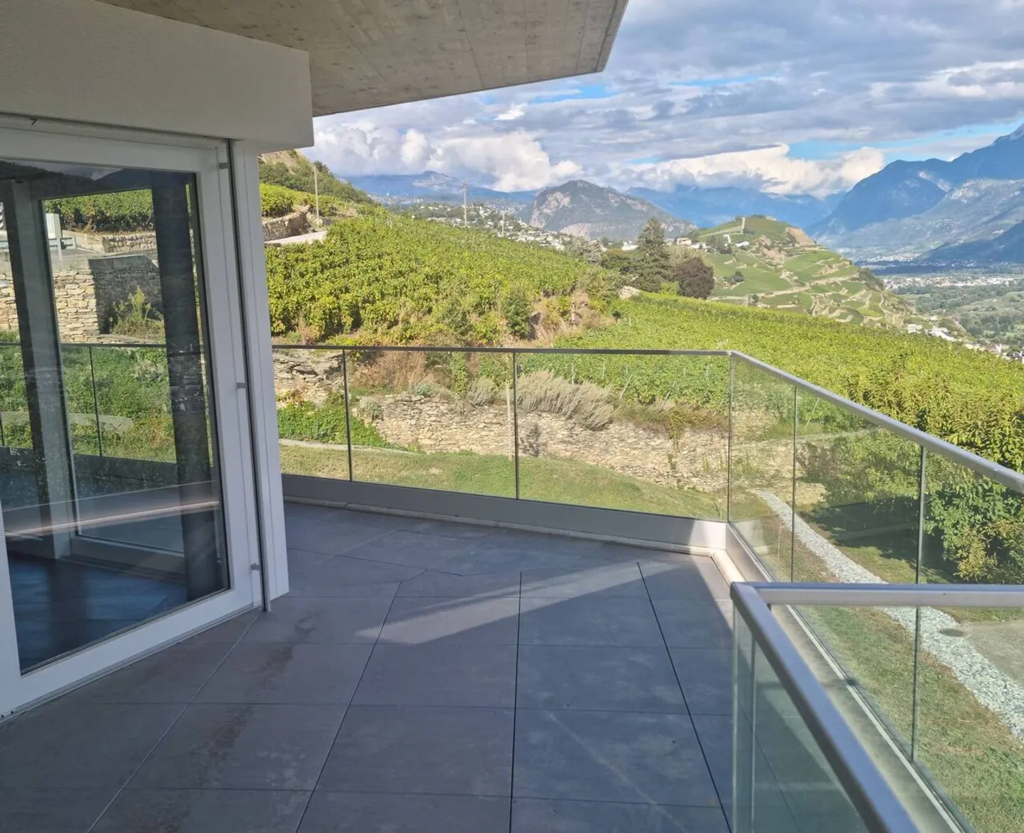 4.5 Luxury Room - Wonderful View of the Castles - Photo 1 of 9