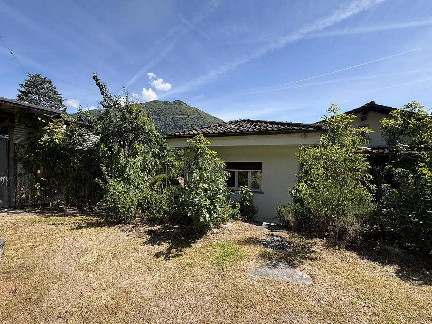 Grande maison unifamiliale à rénover complètement - Photo 4 sur 30